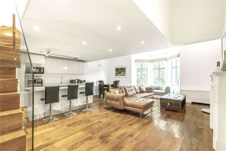 SHORT LET: Stunning two bedroom apartment in a charming period building with gated access, off-street parking and communal gardens. - Photo 4