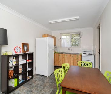 Comfortable Unit, Great Location - Photo 3