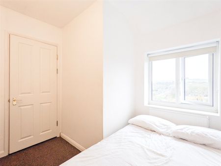 4 bedroom semi-detached house to rent - Photo 5