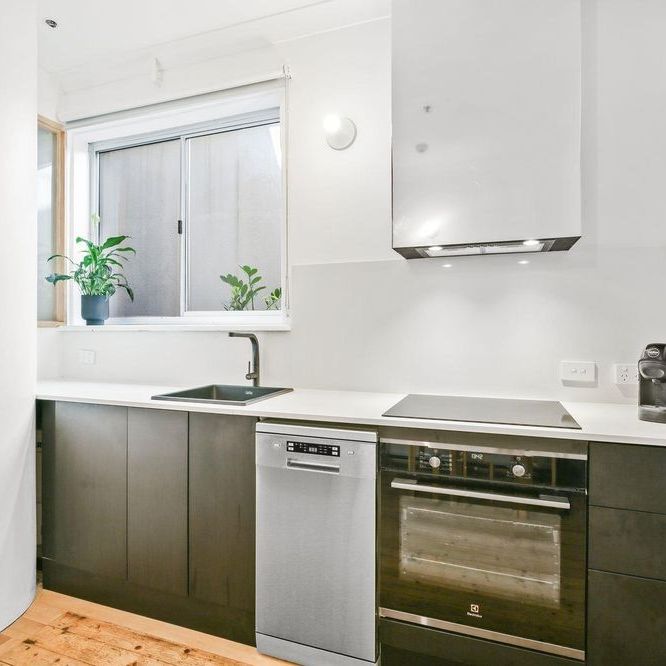 Fully Furnished Chic Art Deco Studio in the Heart of Potts Point - Photo 1