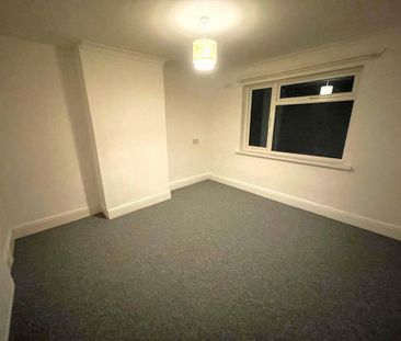 4 bedroom semi-detached house to rent - Photo 5