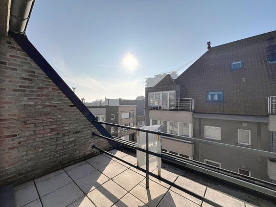 Aangenaam dakappartement met één slaapkamer, centraal gelegen. - Foto 1