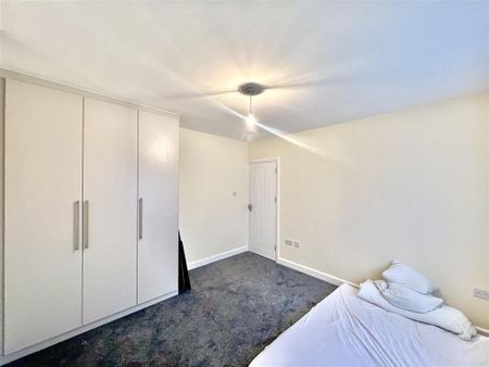 4 bedroom semi-detached house to rent - Photo 3