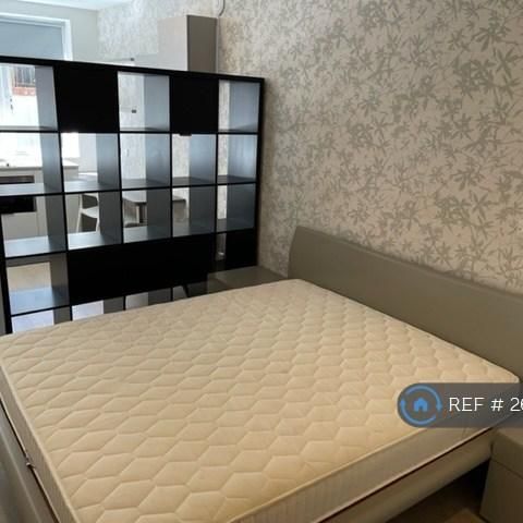 Studio to rent - Photo 1