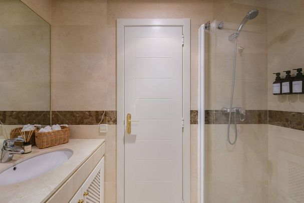 Luxury Flat for rent in Benahavís, Spain - Photo 1