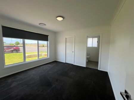 93 Argyle Avenue, Dubbo NSW 2830 - House For Rent | Domain - Photo 2