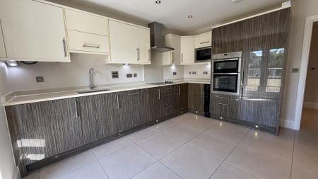 3 bedroom flat to rent - Photo 5