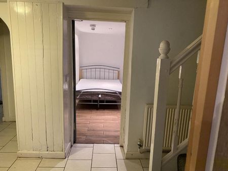 1 bedroom in a house share to rent - Photo 4