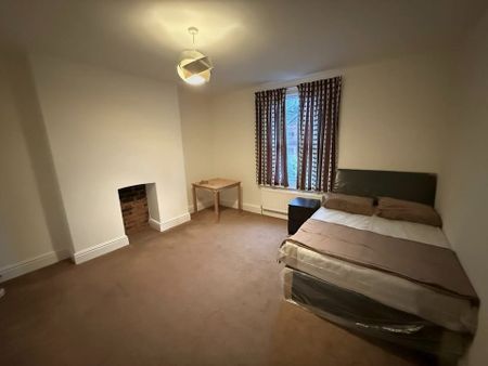 3 Bed Flat, South Street, RG1 - Photo 3