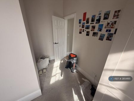 1 bedroom in a flat share to rent - Photo 4