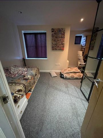 2 Bed Flat, Hyde Road, M12 - Photo 2