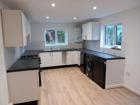 3 bedroom end of terrace house to rent - Photo 4