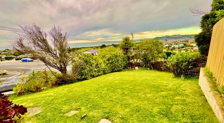 Sunny garden home with ocean views - Photo 3