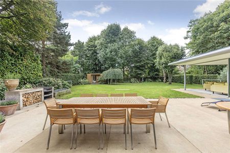 A stunning detached family house offering over 7,000 sq ft of living space with gated off-street parking, garage and a magnificent south west facing, landscaped garden. - Photo 3