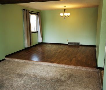Older but spacious and well maintained 3.5 bdrm home in Beddington! - Photo 2