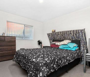 Family-Friendly 4 Bedroom, 2 Bathroom Home - Photo 2