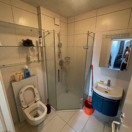 1 bedroom in a flat share to rent - Photo 4