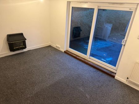 5 Bed Detached House, Park Hill Road, CR0 - Photo 3