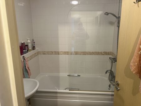 Two Double Bedroomed Second Floor Apartment in Taunton - Photo 4