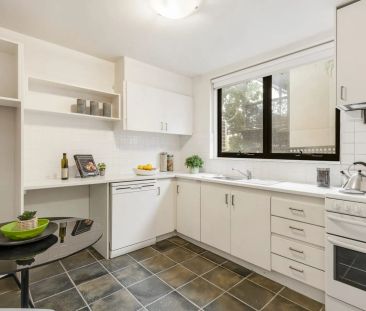 Stylish Inner-City Retreat in a Prime South Yarra Location - Photo 3