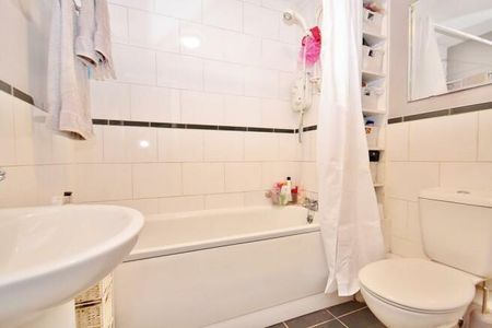 Roslyn Court, Woking, Surrey, GU21 - Photo 5