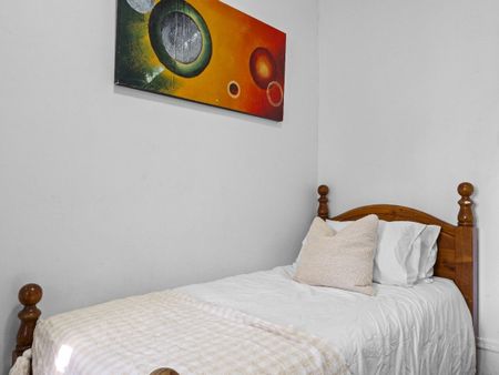 Redfern - Photo 2