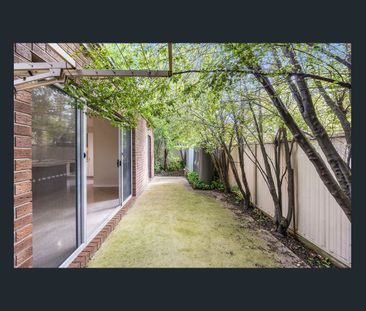 Modern three bedroom townhouse in quiet tree lined street! - Photo 4