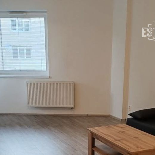 ESTATERS | Prenájom - 2-izbový byt s balkónom a vonkajším parkovacím miestom v centre Malaciek ! - Fotografia 1