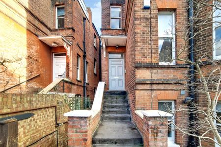 **Short Let** A well presented two bedroom apartment on the raised ground floor of this stunning period conversion. - Photo 3