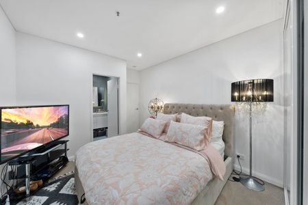 MODERN TWO BEDROOM APARTMENT - Photo 4
