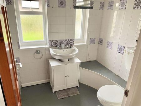 2 bedroom end of terrace house to rent - Photo 3