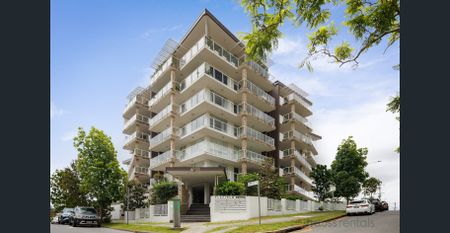 Stunning 2 Bedroom North-Facing Apartment with Expansive Leafy Views - Photo 4