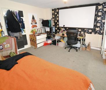 4 bedroom end of terrace house to rent - Photo 6