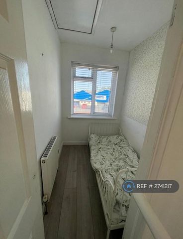 4 bedroom semi-detached house to rent - Photo 5