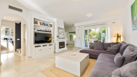 Casa adosada de alquiler en Bell Air, Bel - Air - Photo 2