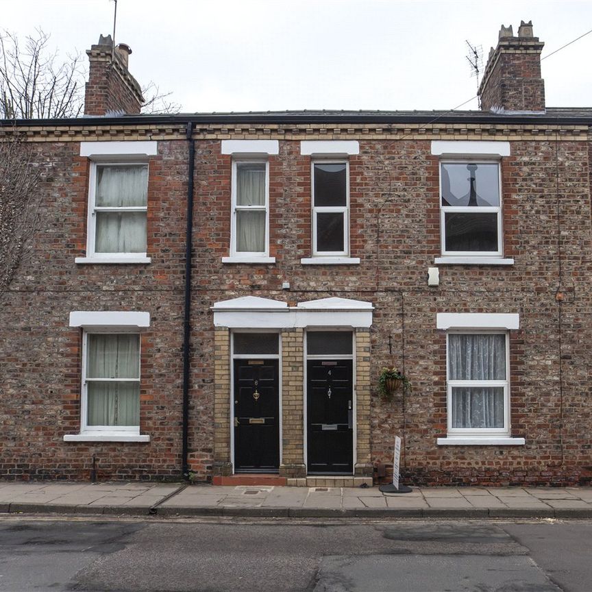 **RENT INCLUDES WATER BILL** A superb 1 bedroom upper floor furnished apartment within a short stroll into the city centre. - Photo 1