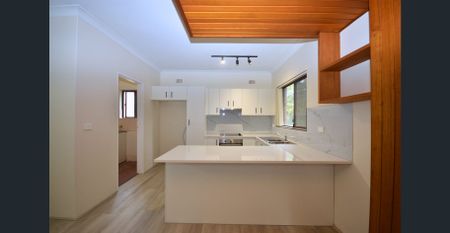 Renovated 2 Bedroom Townhouse!! - Photo 3