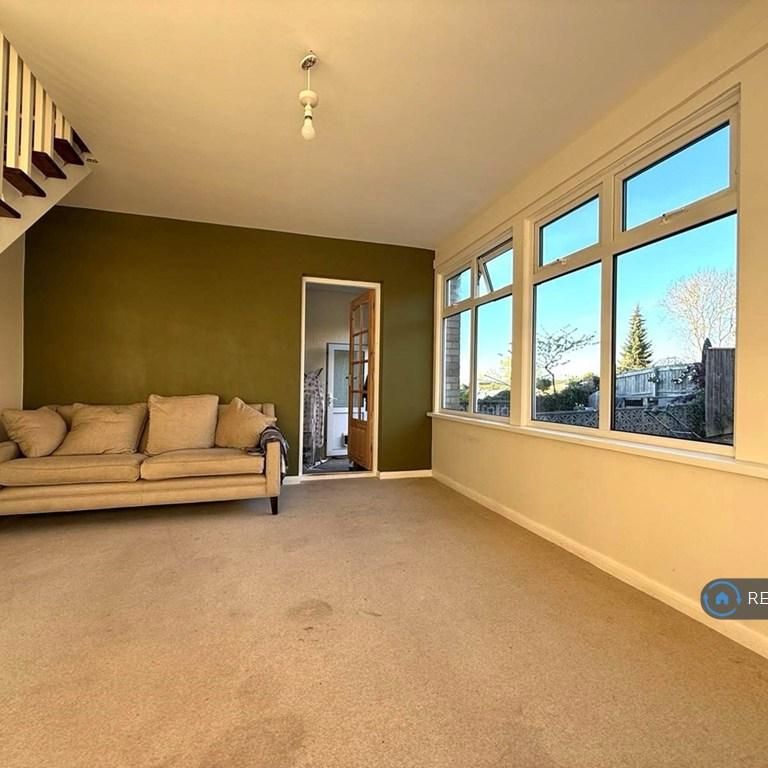 4 bedroom end of terrace house to rent - Photo 1