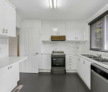Three bedrooms, modern comforts and plenty of outdoor space - Photo 6