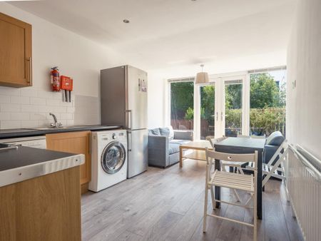 4 bedroom semi-detached house to rent - Photo 2