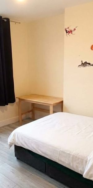 Room in a Shared Flat, London City Airport, E16 - Photo 2