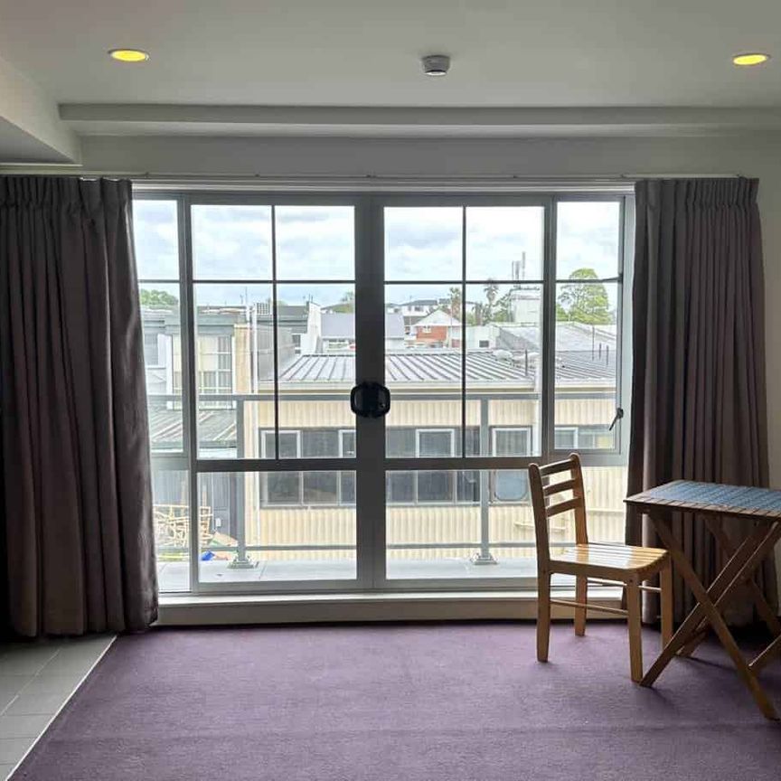 Tidy, conveniently located studio apartment in... - Photo 1