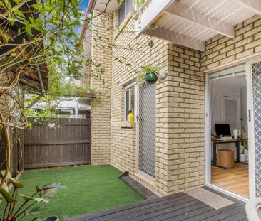 Neat and Tidy Townhouse in Great Location! - Photo 3