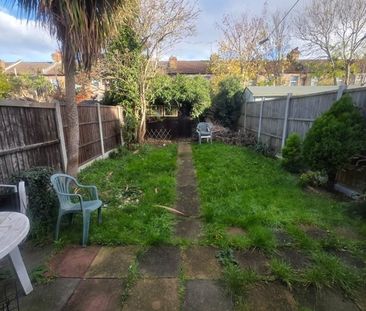 5 Bed Semi-Detached House, Holmwood Road, IG3 - Photo 6