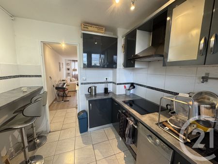 Location Appartement 3 pièces 57m² LA VALENTINE 11ème - Photo 5