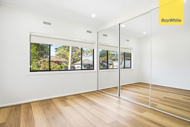 ONE WEEKS FREE RENT IF LEASED PRIOR TO XMAS BREAK!!! - Photo 1