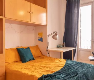 Sunny room for rent in 7-bedroom apartment in Malasaña - Foto 6