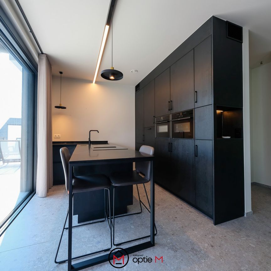 RUIM APPARTEMENT MET LUXUEUZE AFWERKING & 2 STAANPLAATSEN - Foto 1