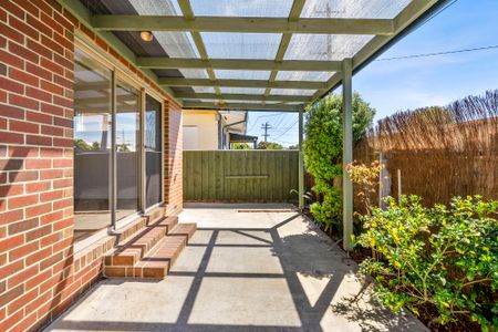 Refurbished, Low Maintenance Three Bedroom House - Photo 5