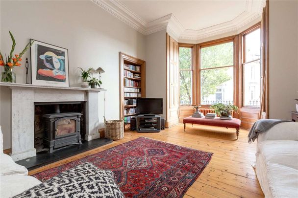 A beautiful five bedroom townhouse set over four floors with a private rear garden, available on an unfurnished basis, located on a popular and quiet residential street in the West End. - Photo 1